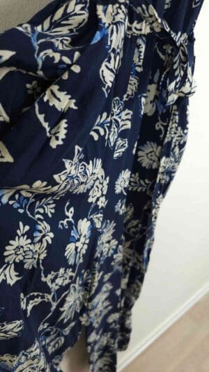 Alternative view of Blå jumpsuit med blomsterprint og V-udskæring fra H&M, Str. 34