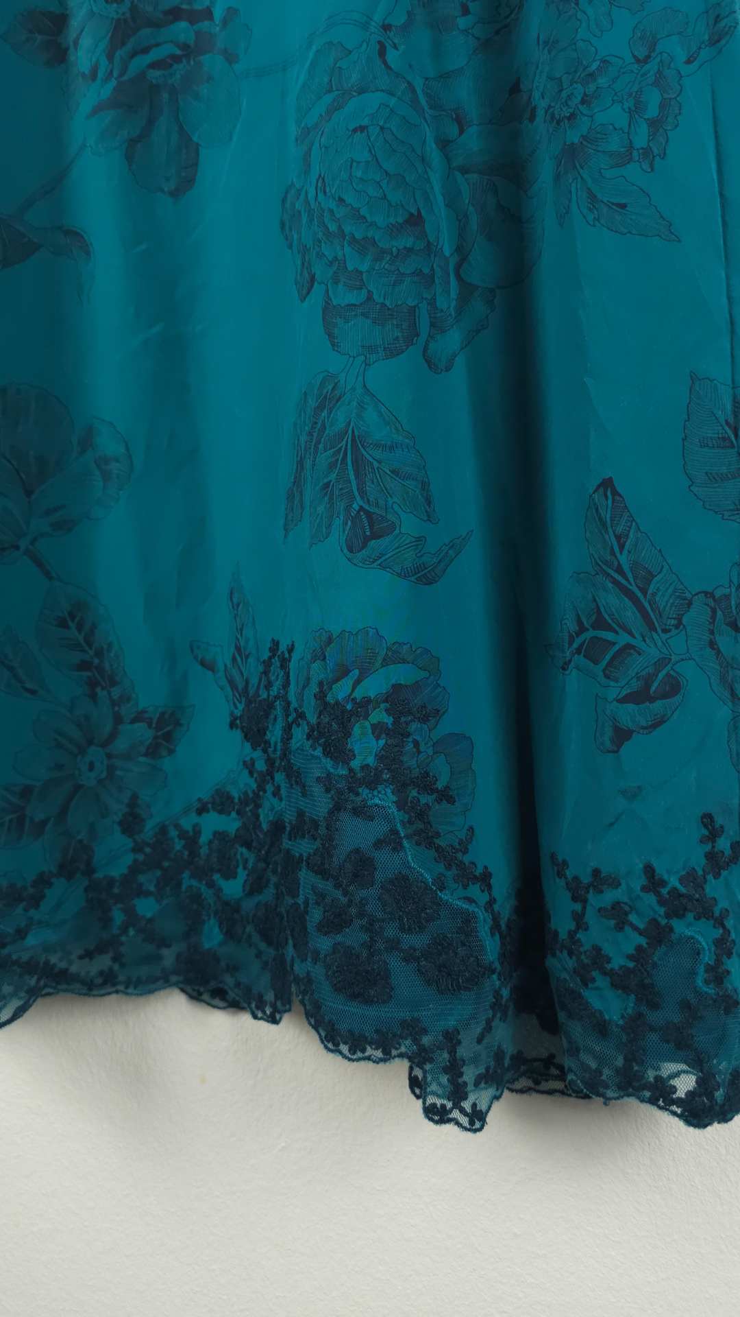 Grøn ærme-løs mønstret kjole med blonde detaljer fra Karen Millen, Str. 40 - Billede 3