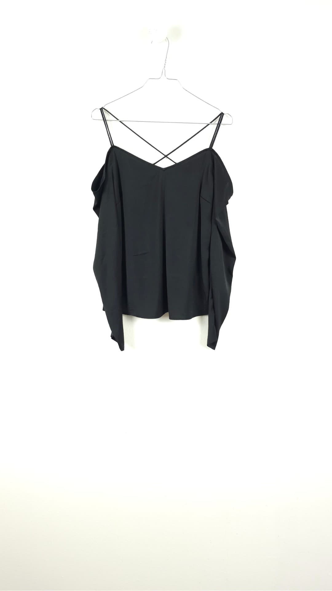 Sort bluse med længe ærmer og åben skulder fra H&M, Str. 36
