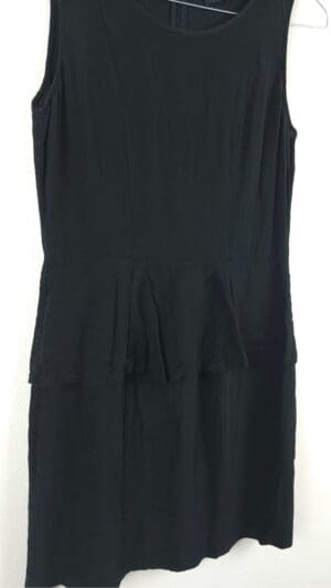 Alternative view of Kort sort ærmeløs kjole med peplum fra Storm & Marie, Str. 36