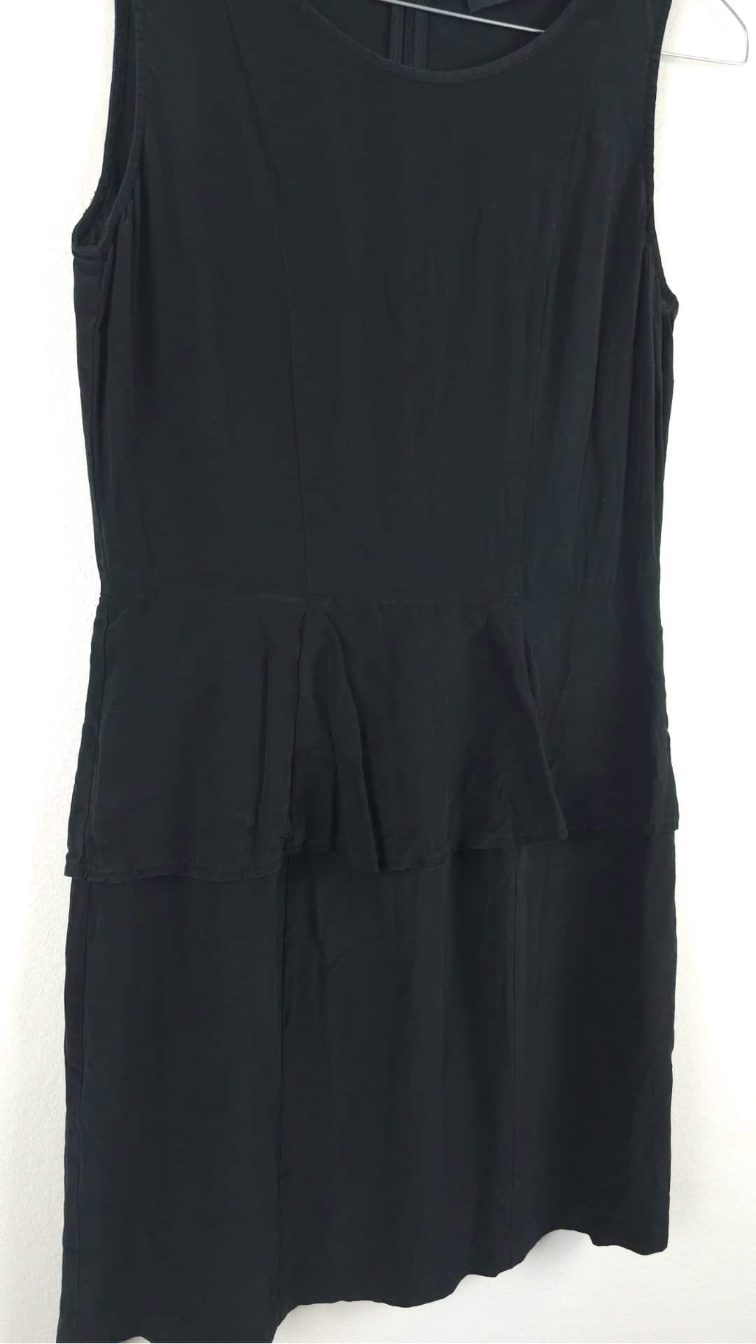 Kort sort ærmeløs kjole med peplum fra Storm & Marie, Str. 36 - Billede 2