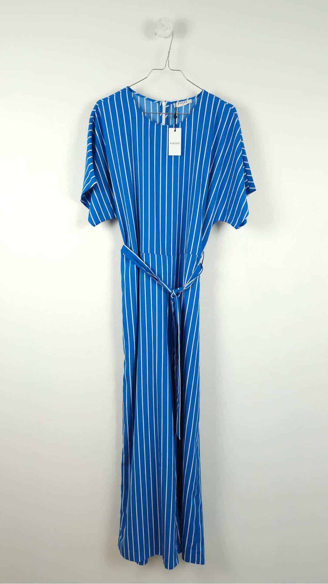 Lang blå hvid-stribet jumpsuit med bælte fra Pieces, Str. M