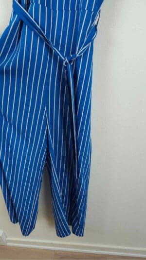 Alternative view of Lang blå hvid-stribet jumpsuit med bælte fra Pieces, Str. M