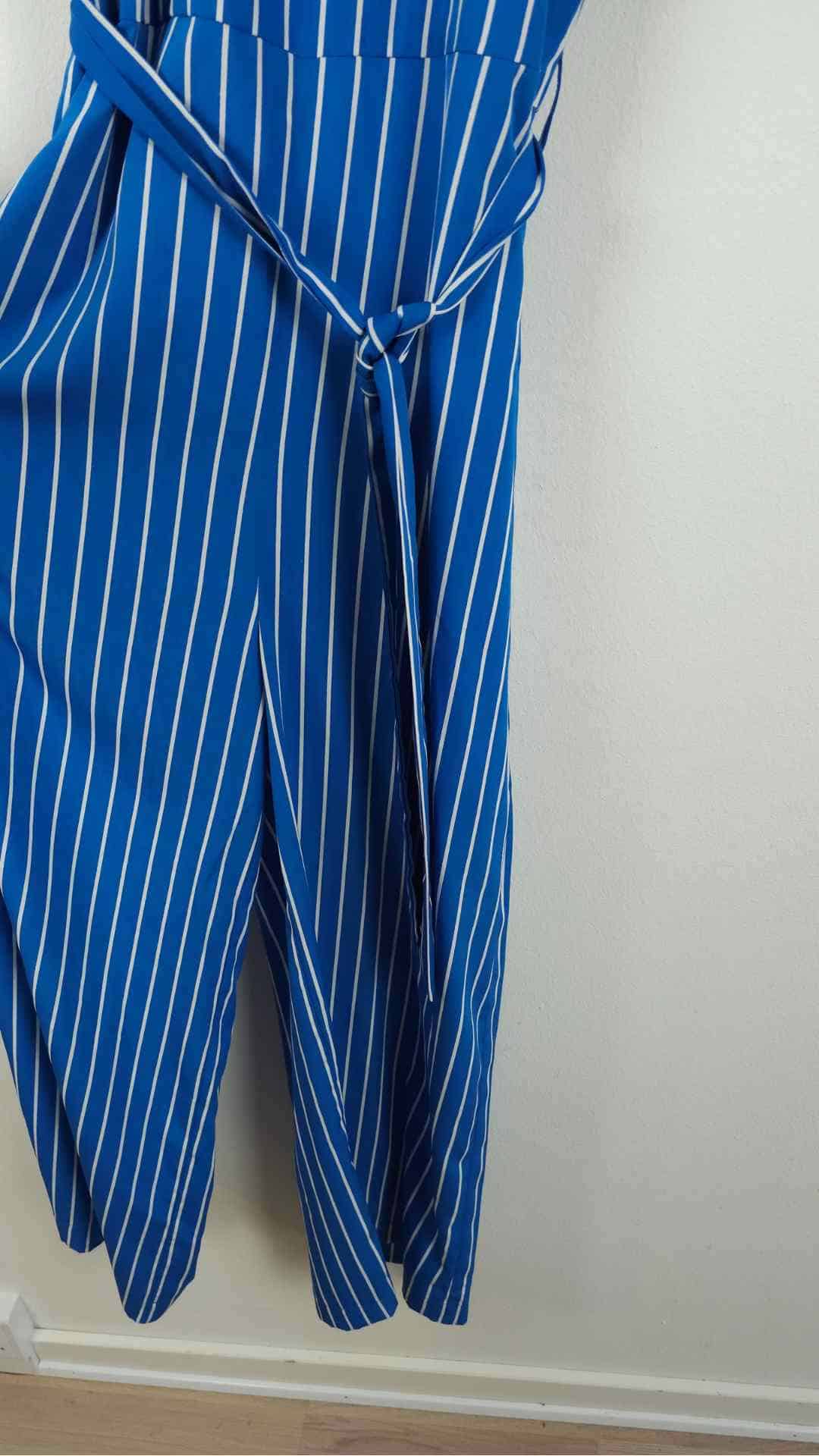 Lang blå hvid-stribet jumpsuit med bælte fra Pieces, Str. M - Billede 2