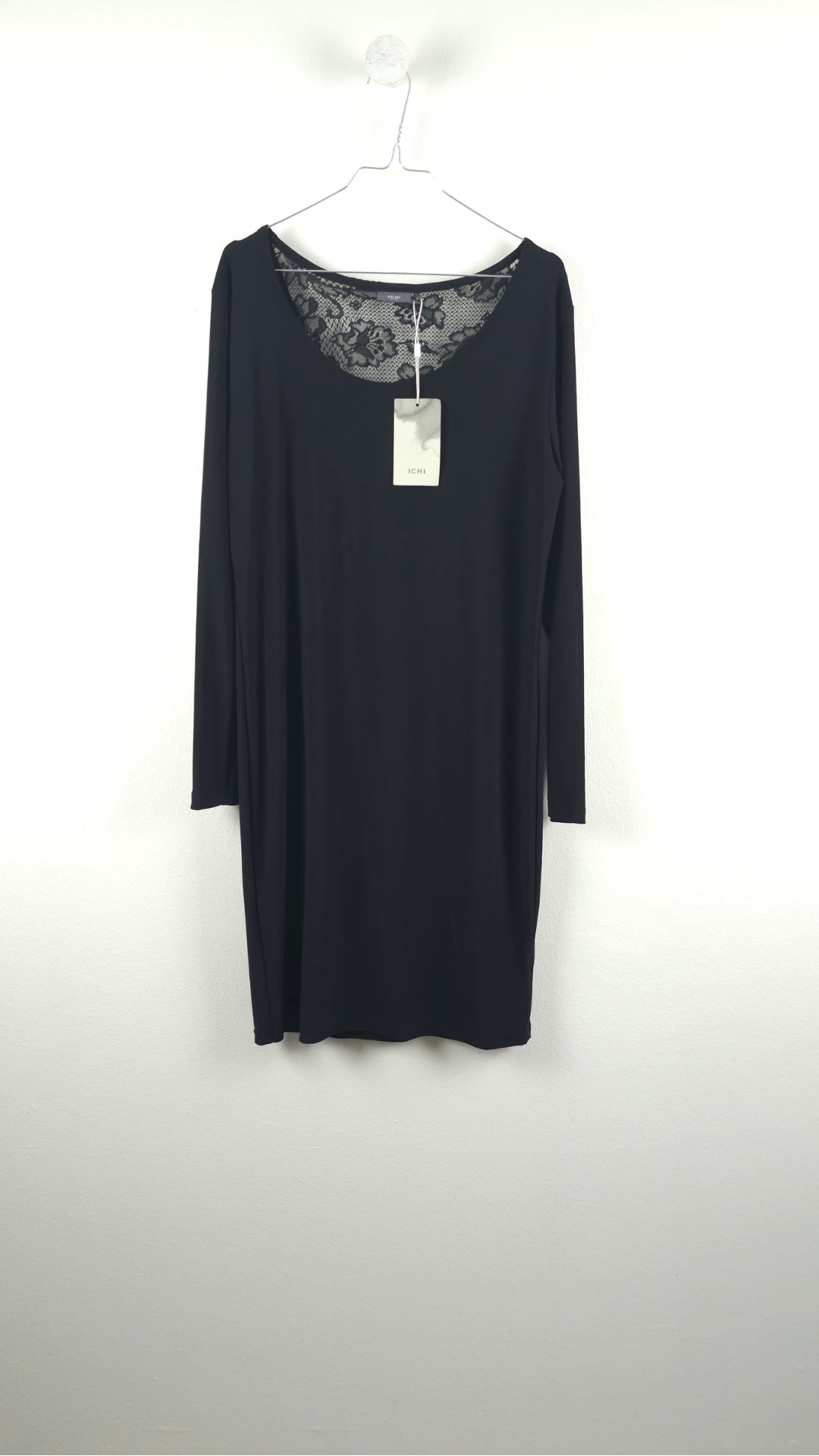 Sort kjole med lange ærmer og blonde detaljer på ryggen fra Ichi, Str. XL