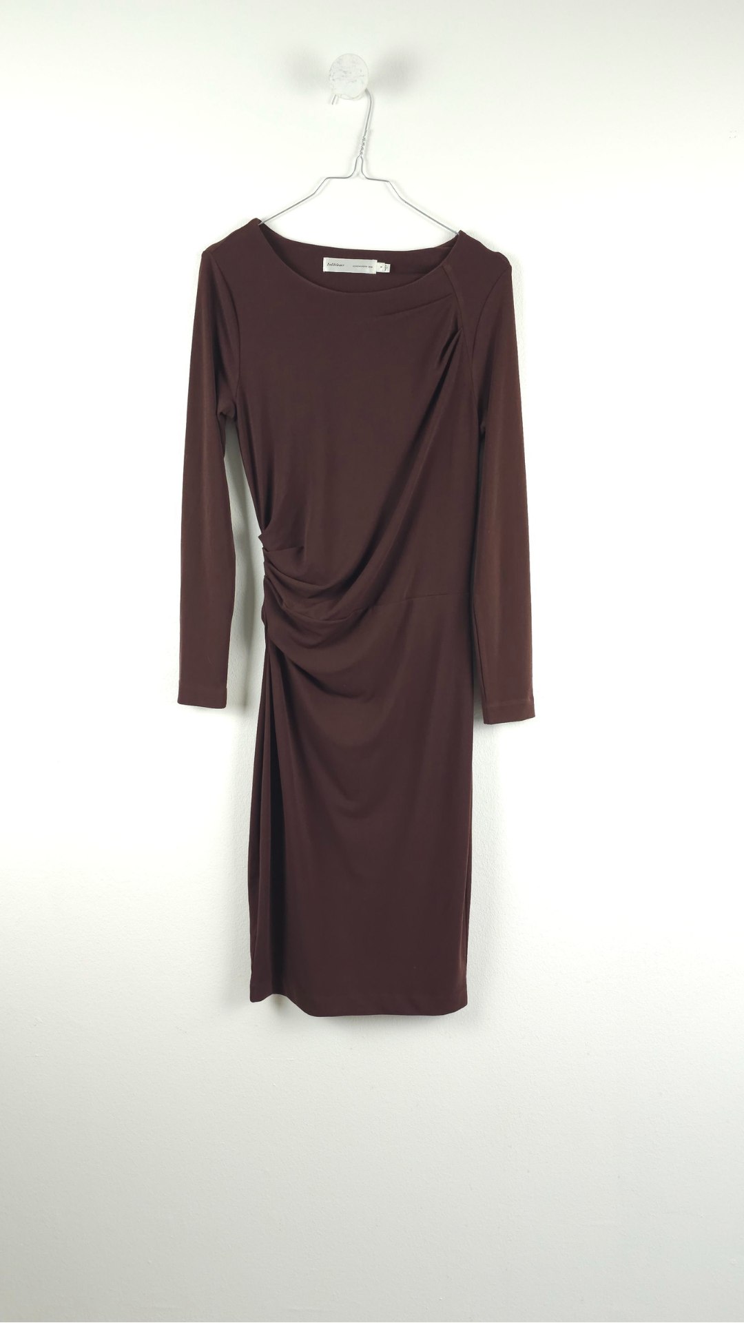 Brun kjole med lange ærmer og rynkedetalje i siden fra InWear, Str. S
