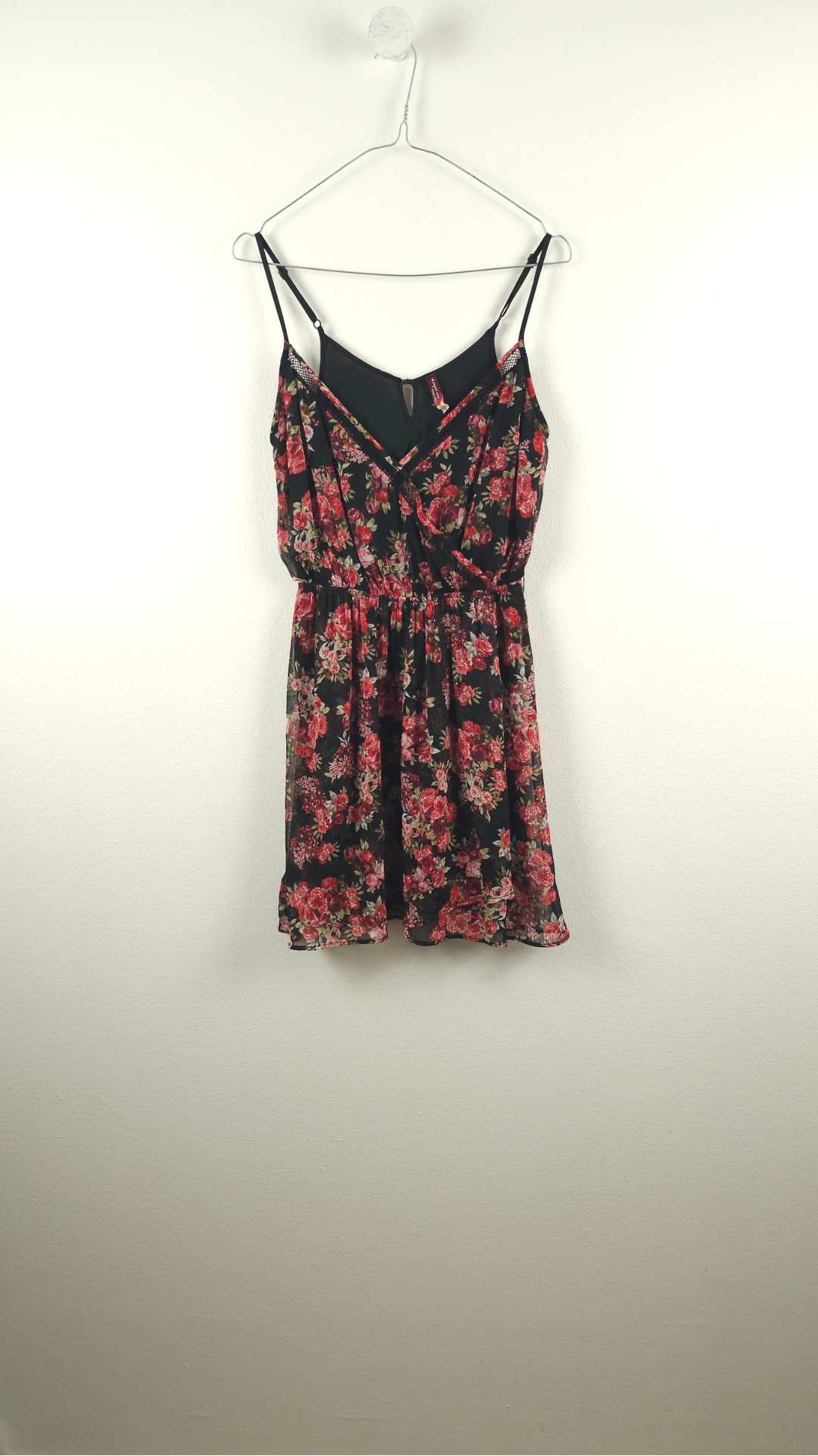 Sort kjole med blomster og stropper fra Bershka, Str. XS