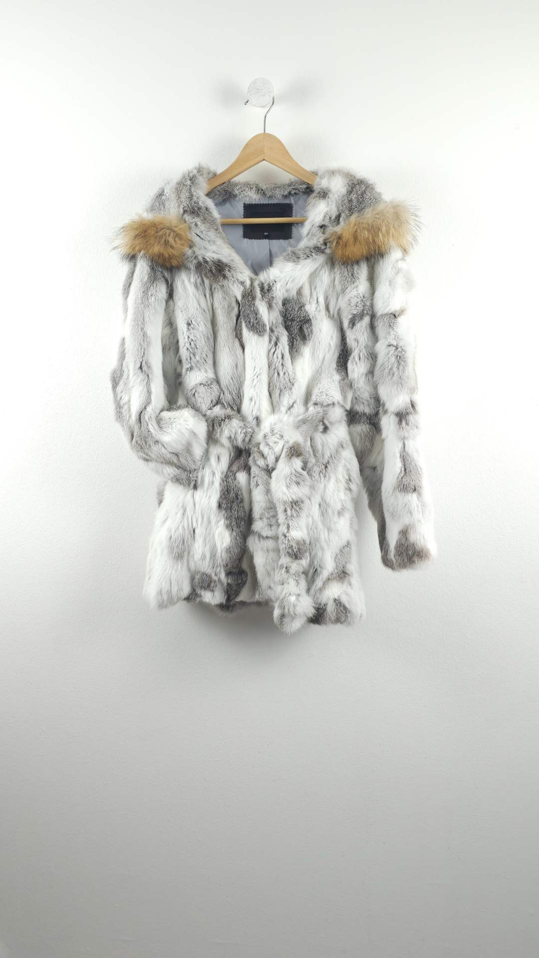 Hvid/beige/grå pels med bælte og hoodie fra Goa Woman, Str. M/L