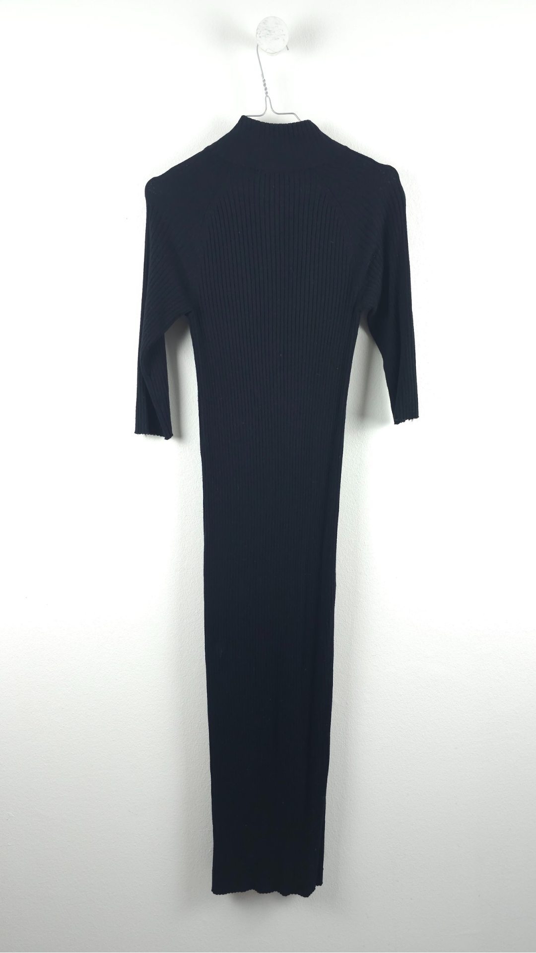 Sort sweaterkjole med 3/4 ærmer og lukning i udskæringen fra Monki, Str. XS - Billede 2