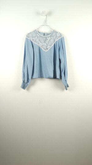 Lyseblå denimbluse med hvide broderidetaljer fra Zara, Str. XS