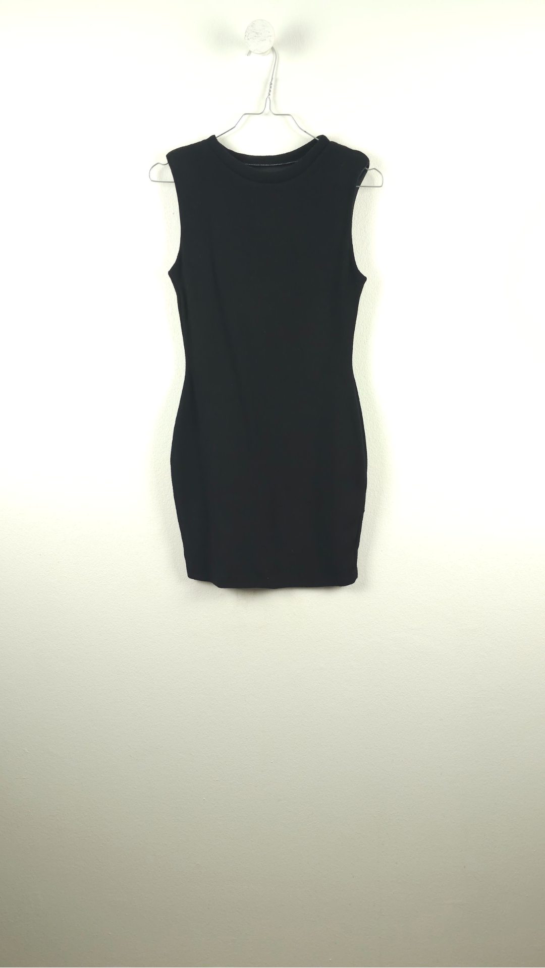 Kort sort kjole uden ærmer med skulderpuder og mesh-detalje på ryggen fra Zara, Str. S