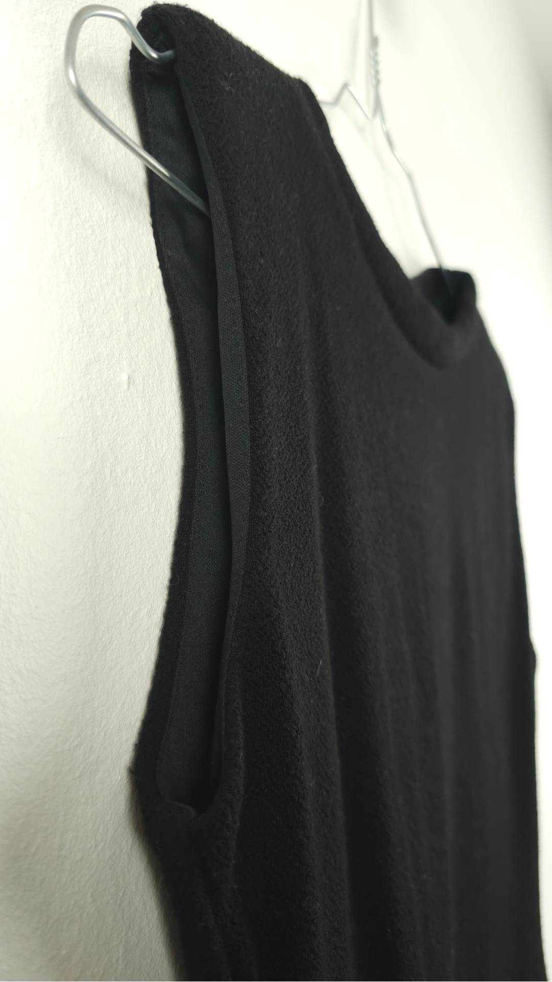 Kort sort kjole uden ærmer med skulderpuder og mesh-detalje på ryggen fra Zara, Str. S - Billede 2