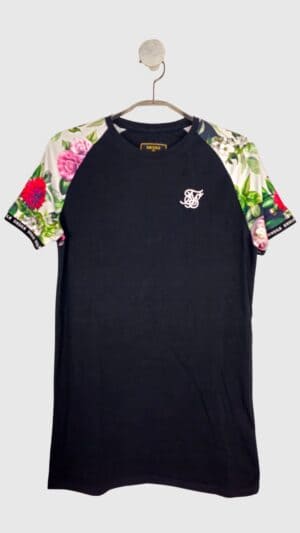 Sort t-shirt med blomster på ærmer fra Sik Silk, Str. XS
