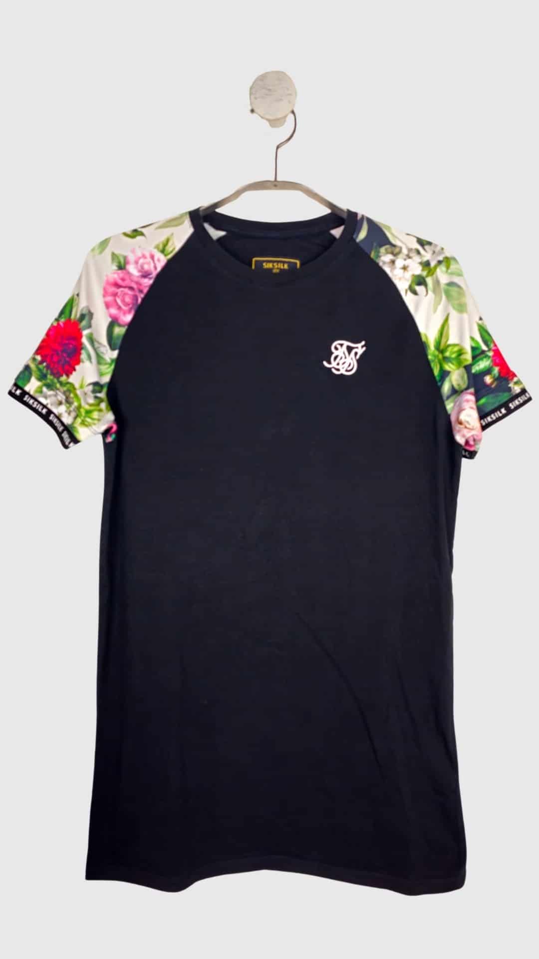 Sort t-shirt med blomster på ærmer fra Sik Silk, Str. XS