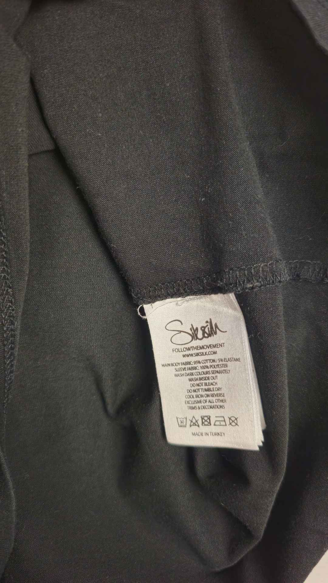 Sort t-shirt med blomster på ærmer fra Sik Silk, Str. XS - Billede 3